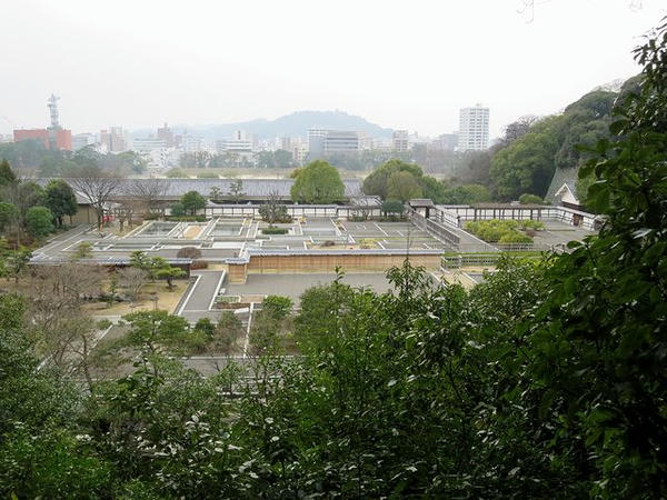 勝山亭付近から見た二ノ丸庭園