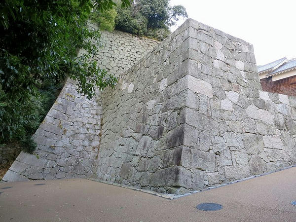 槻（けやき）門付近の立派な石垣