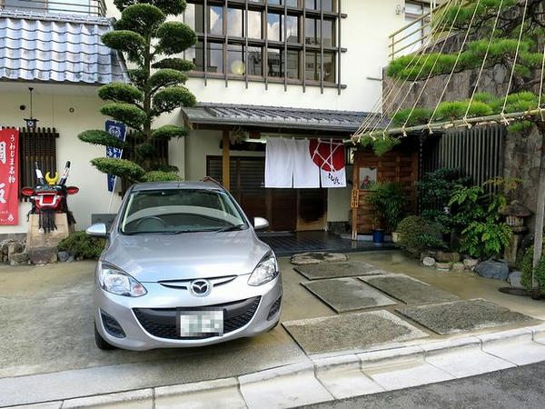お店の外観と今回の相棒デミオ号】