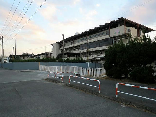 まだスタンドなどが残る福山競馬場跡