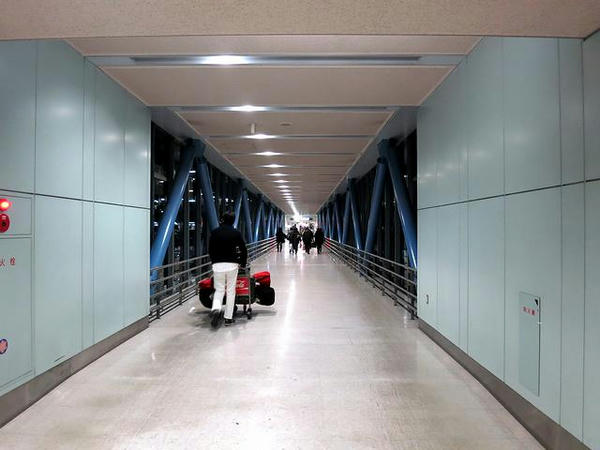 羽田空港駐車場への連絡通路