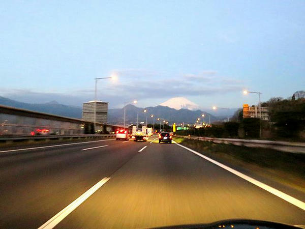 東名高速から見た富士山
