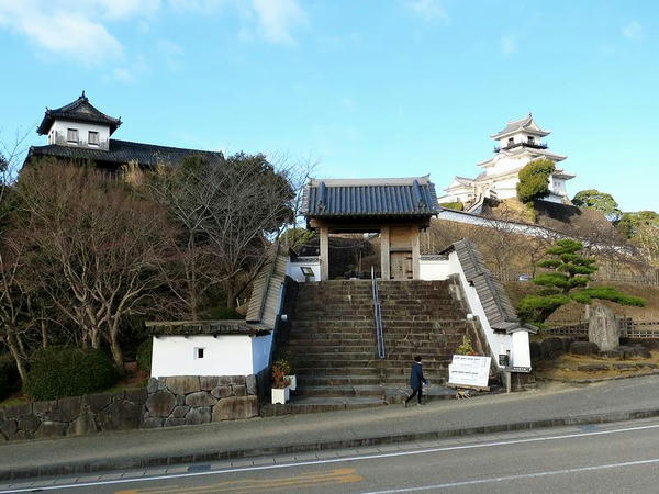 掛川城の太鼓櫓と四脚門と天守