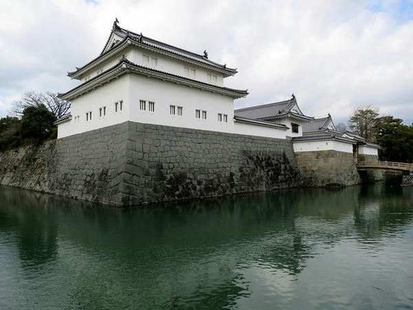 駿府城の中堀と東御門と巽櫓