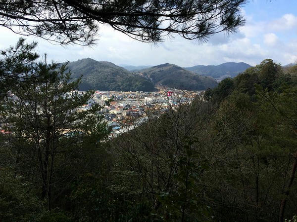 旧本城から見た旧吉田町市街地