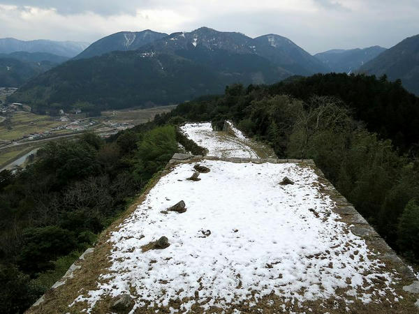 三十軒台（本丸）から見た人質丸と三の丸