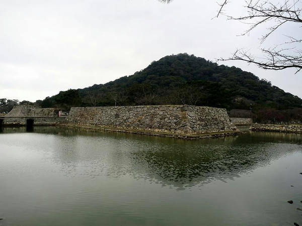 堀と石垣と指月山
