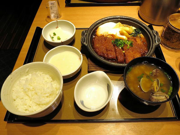味噌かつ煮定食 760円 ＋ 貝汁変更 130円 ＋ とろろ 150円