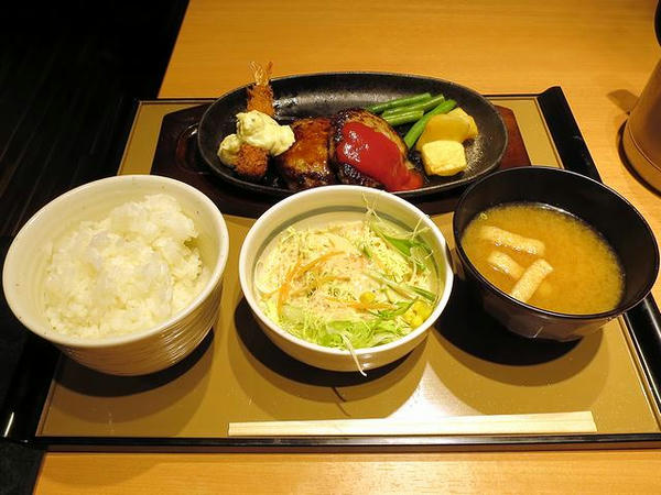 洋風ハンバーグ定食 760円