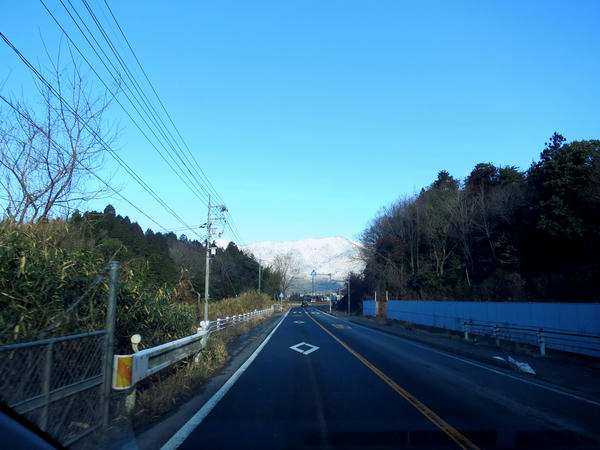 向かう先には雪を被った山