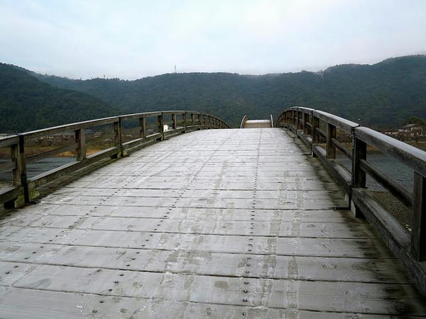 霜でツルツルの錦帯橋
