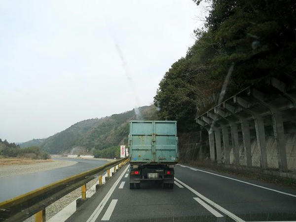 国道187号で錦川沿いを（あと黄色いガードレール）