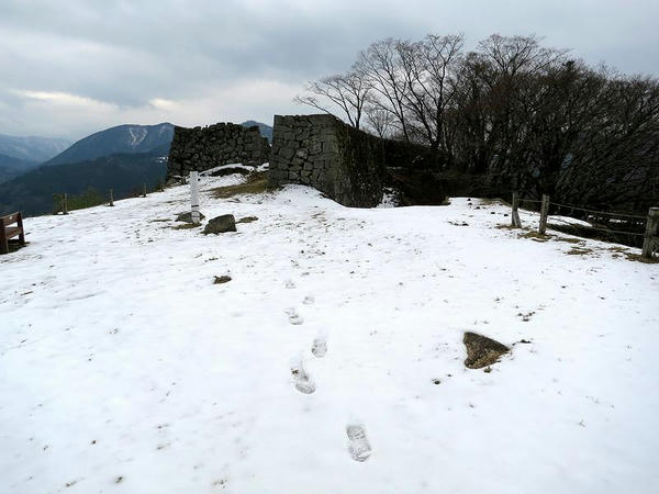 津和野城太鼓丸から見た三十軒台（本丸）
