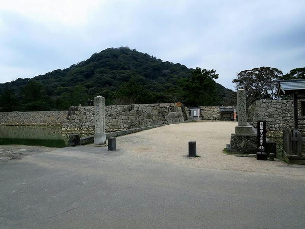 萩城入口付近と指月山
