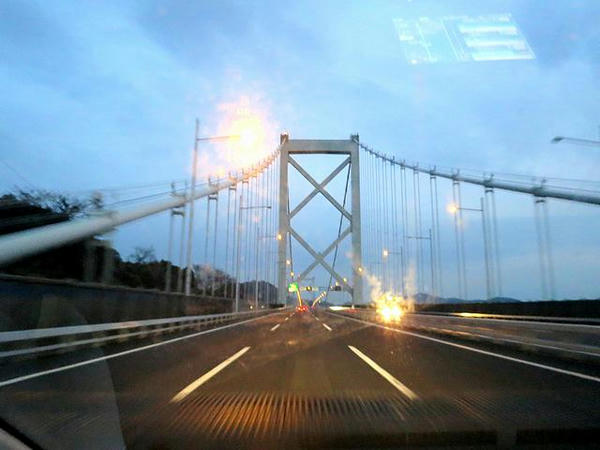 日も暮れかかる関門海峡