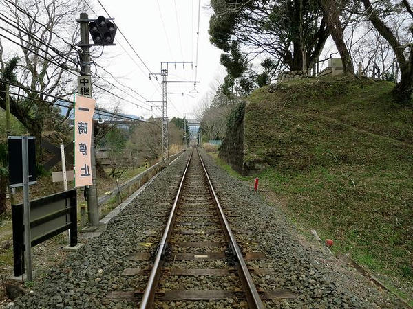 城跡を横切るJR飯田線