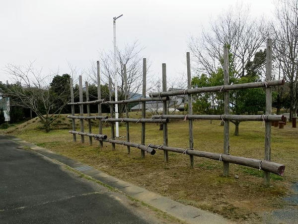 敷地内に再現された馬防柵と土塁