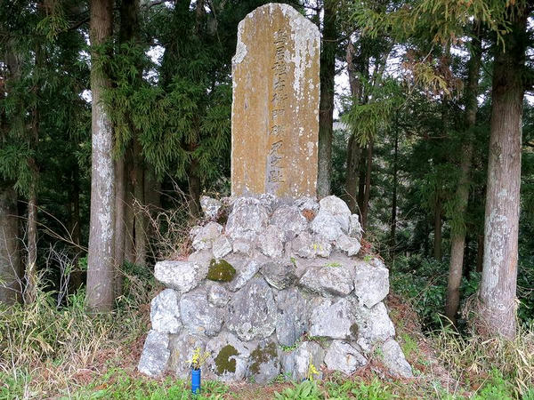 鳥居強右衞門磔死之碑
