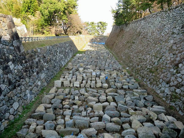 内堀に並べられた石垣