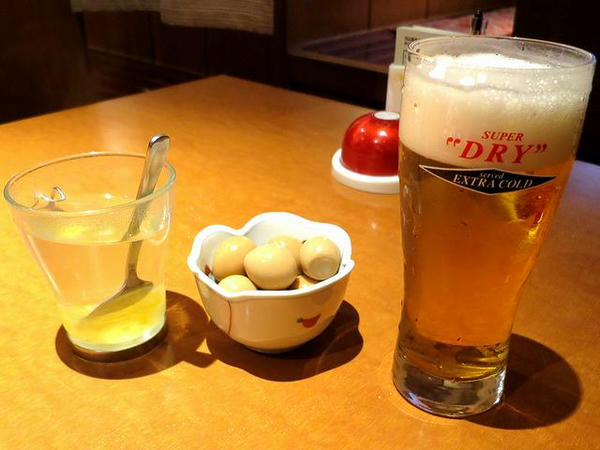 【左】ホットゆず茶 280円（税別）、【中】うずら玉子醤油煮  280円（税別）、【右】アサヒスーパードライエクストラコールド 550円（税別）