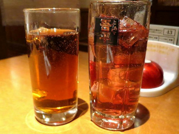 【左】ホットウーロン茶 280円（税別）、【右】男梅サワー 380円（税別）