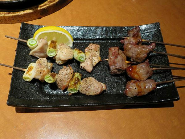 【左】鶏ねぎま串（塩） 1本180円（税別）、【右】熟成牛カルビ串（タレ） 480円（税別）