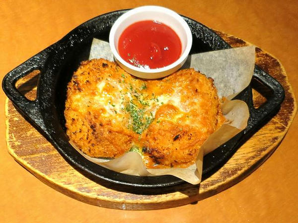 カニとベシャメルの焼コロッケ 450円（税別）