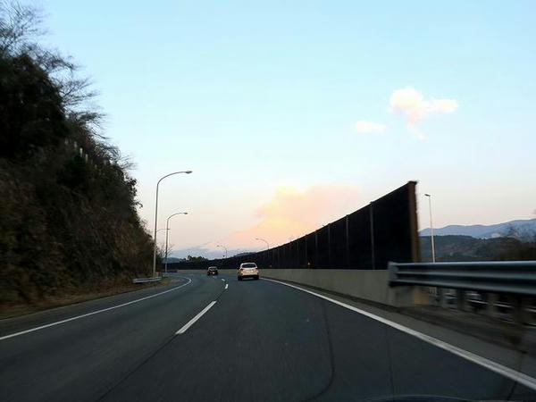 朝の東名高速と富士山
