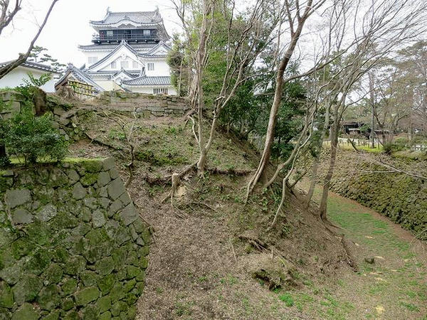 岡崎城の堀と復興天守