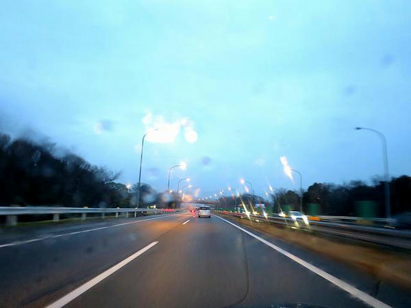 小雨降る東名高速