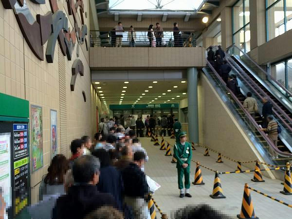 開場を待つ人達