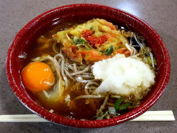 かき揚げそば 420円＋生卵 50円