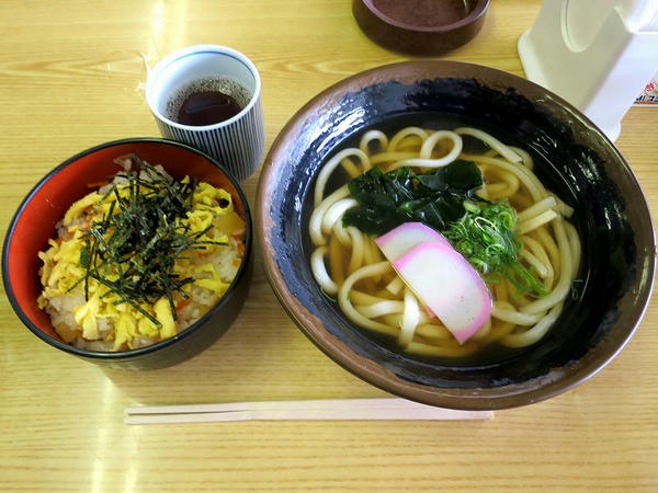 バラ寿司セット（うどん） 720円