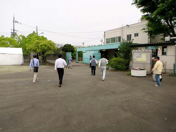 東入場門から帰る人達