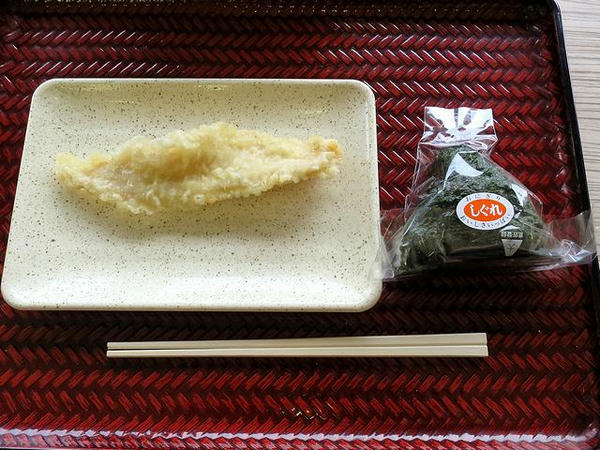 鶏天 130円 と おにぎり・しぐれ 140円