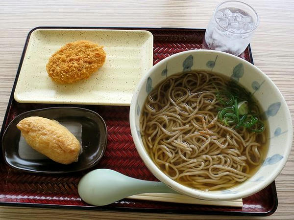 かけそば310円 と コロッケ 130円 と いなり （値段失念）