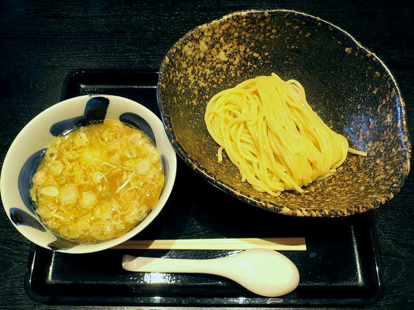 とろり半熟煮玉子入りつけめん（並・冷やもり） 810円