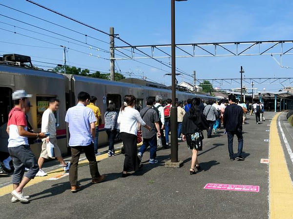 府中競馬正門前駅構内
