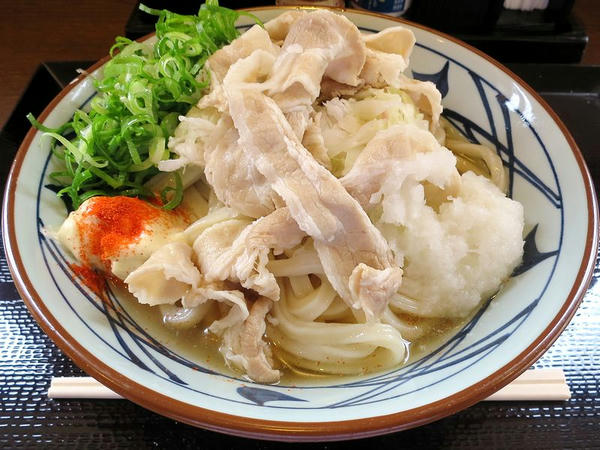 豚マリネぶっかけうどん（大） 690円
