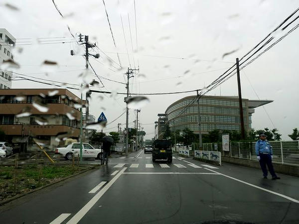 雨の福島競馬場付近