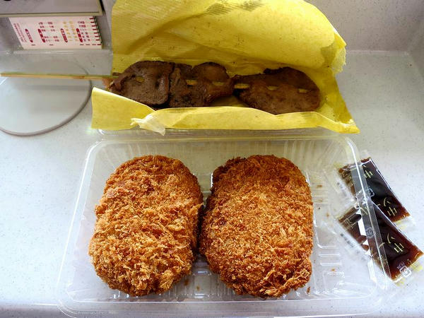 牛タン串焼き 550円 と 米沢牛コロッケ 250円（1個）
