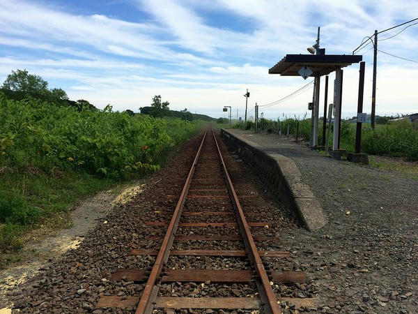 鵡川寄りの踏切から見た汐見駅