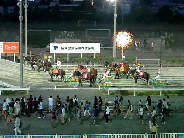 レース中のイルミネーションとナイトレースの様子（第9レース）