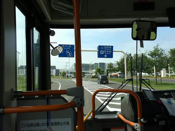 送迎バスで新千歳空港へ