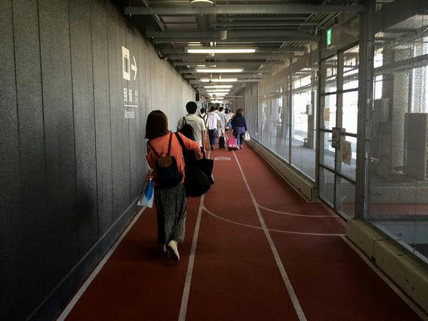 空港出口へ