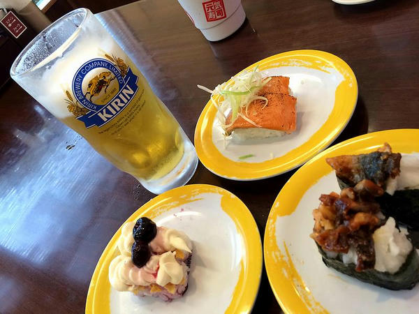 自宅近くの元気寿司で乾杯！（左下がブルーベリークリーム寿司）