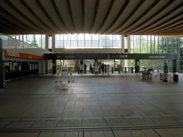 非開催土曜日の東京競馬場入り口