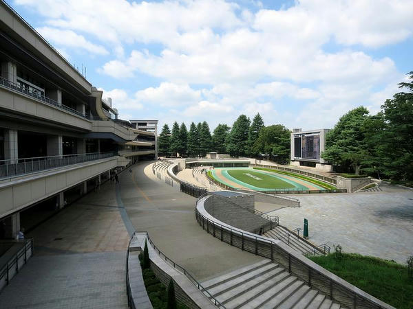 非開催土曜日の東京競馬場内