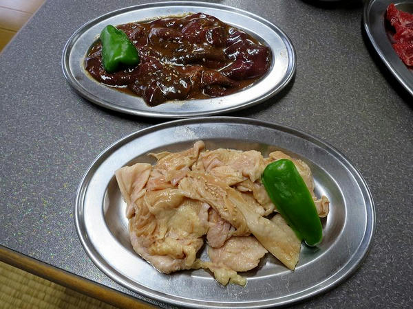 鶏皮（小） 440円 と 鳥レバー 558円