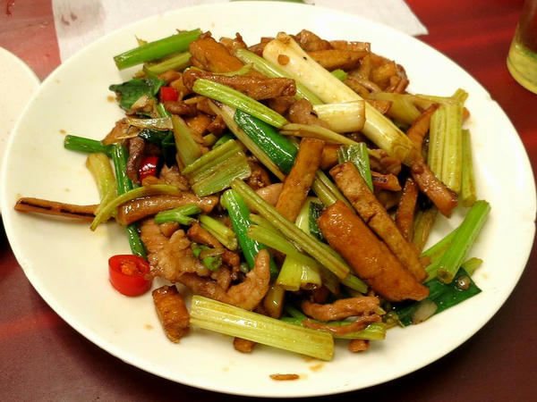 干しイカ、干し豆腐、セロリなどを炒めたもの
